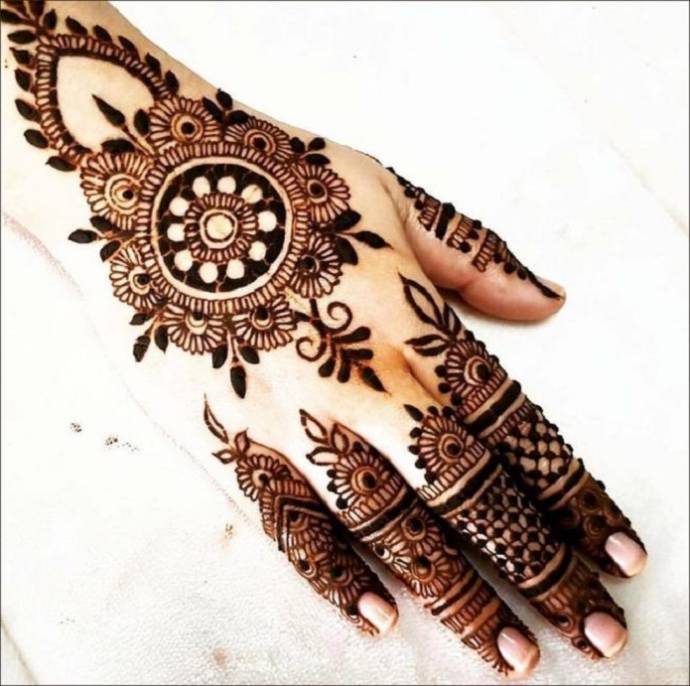 back hand round mehndi design