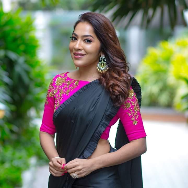 plain black saree with pink blouse